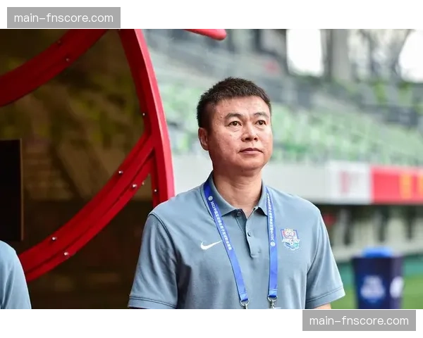 天津津门虎主帅于根伟急寻强援，保级压力下的引援努力